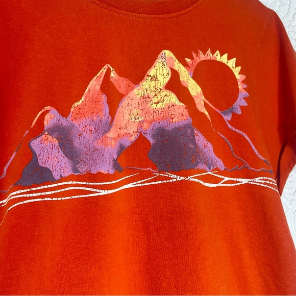 VIBE ‘N Burnt Orange Cuffed Sleeve 100% Cotton Mountain View Tee - Picture 2 of 5